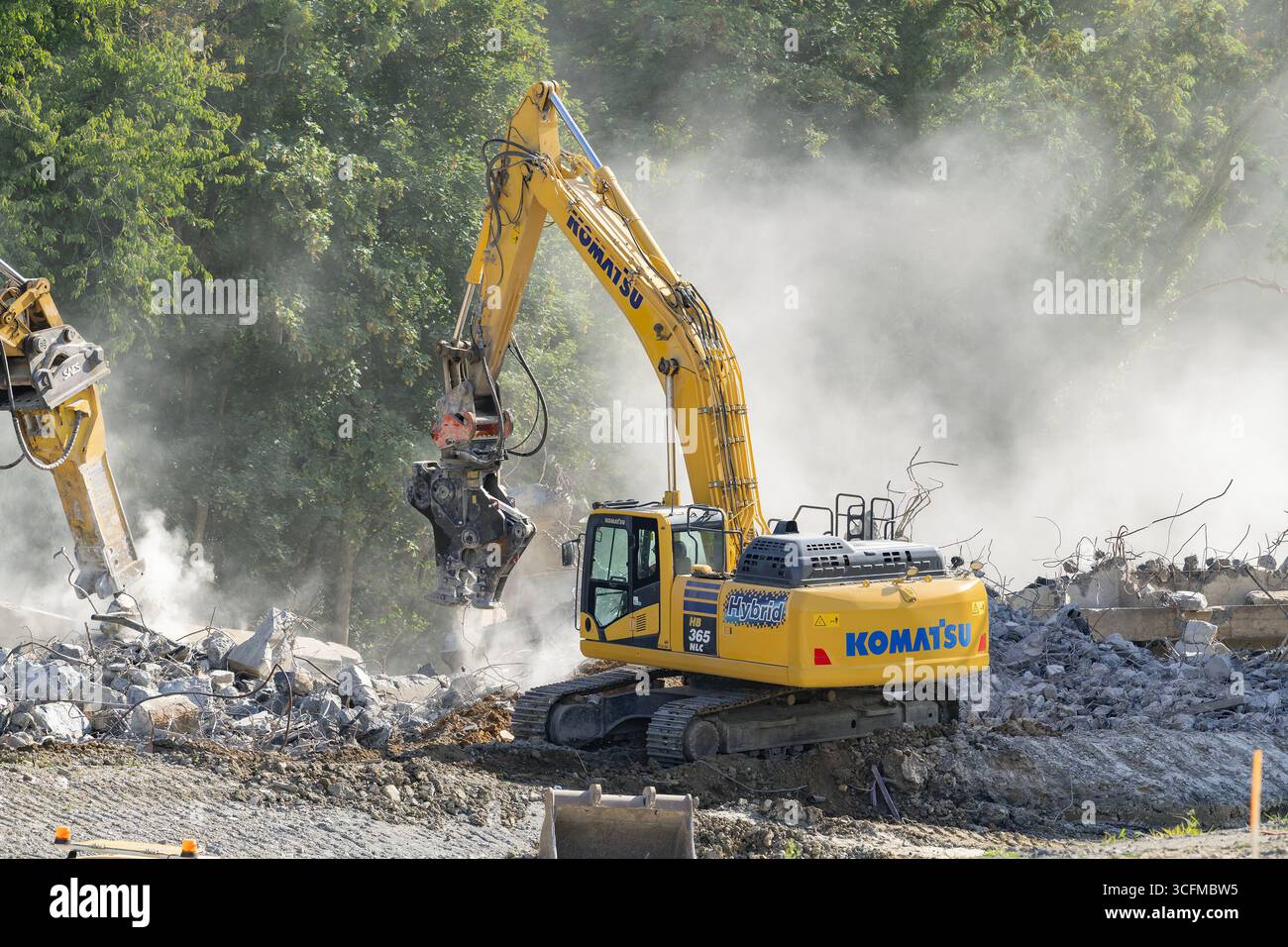 Herserange, France - vue sur une pelle sur chenilles jaunes Komatsu HB365NLC pour la démolition d'un vieux viaduc routier sur un chantier de construction. Banque D'Images