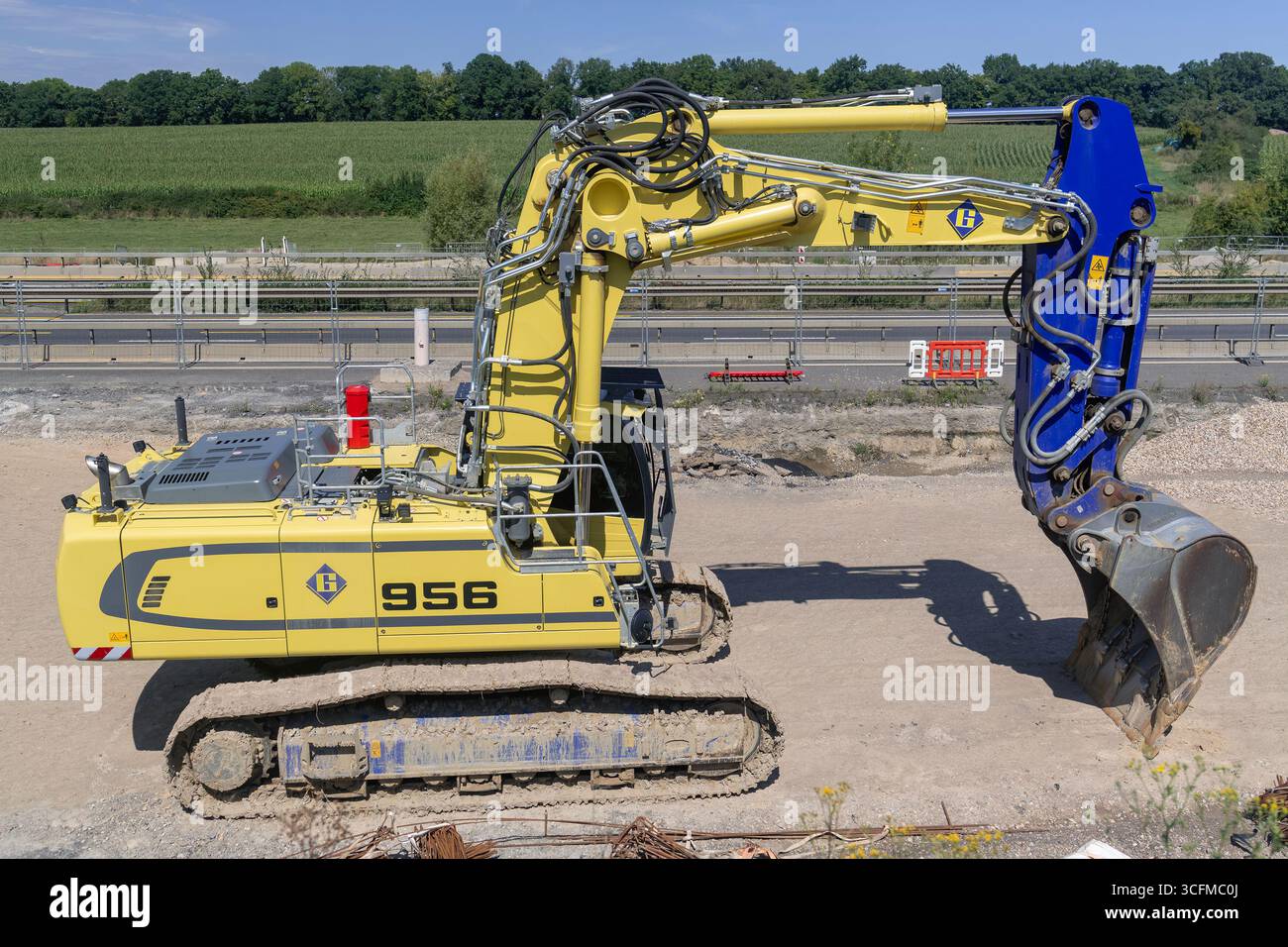 Wickrange, Luxembourg - vue sur une pelle sur chenilles jaunes Liebherr R 956 Litronic pour travaux de terrassement sur un chantier. Banque D'Images