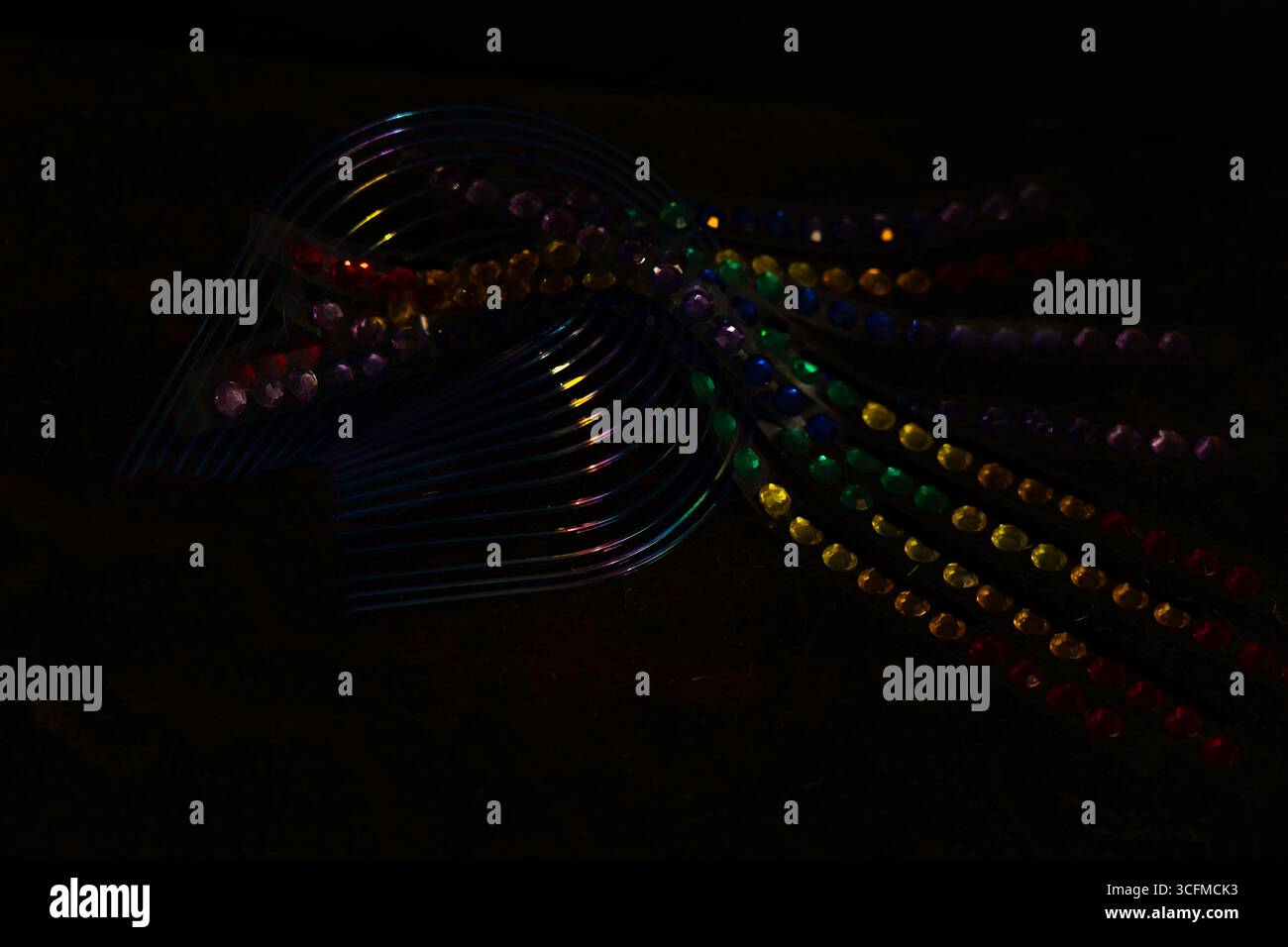 L'image photo montre l'objet futuriste de l'espace sombre. Il semble se déplacer en vol comme un oiseau ou une machine, l'objet rampant est fait de pierres précieuses ou de strass. Banque D'Images