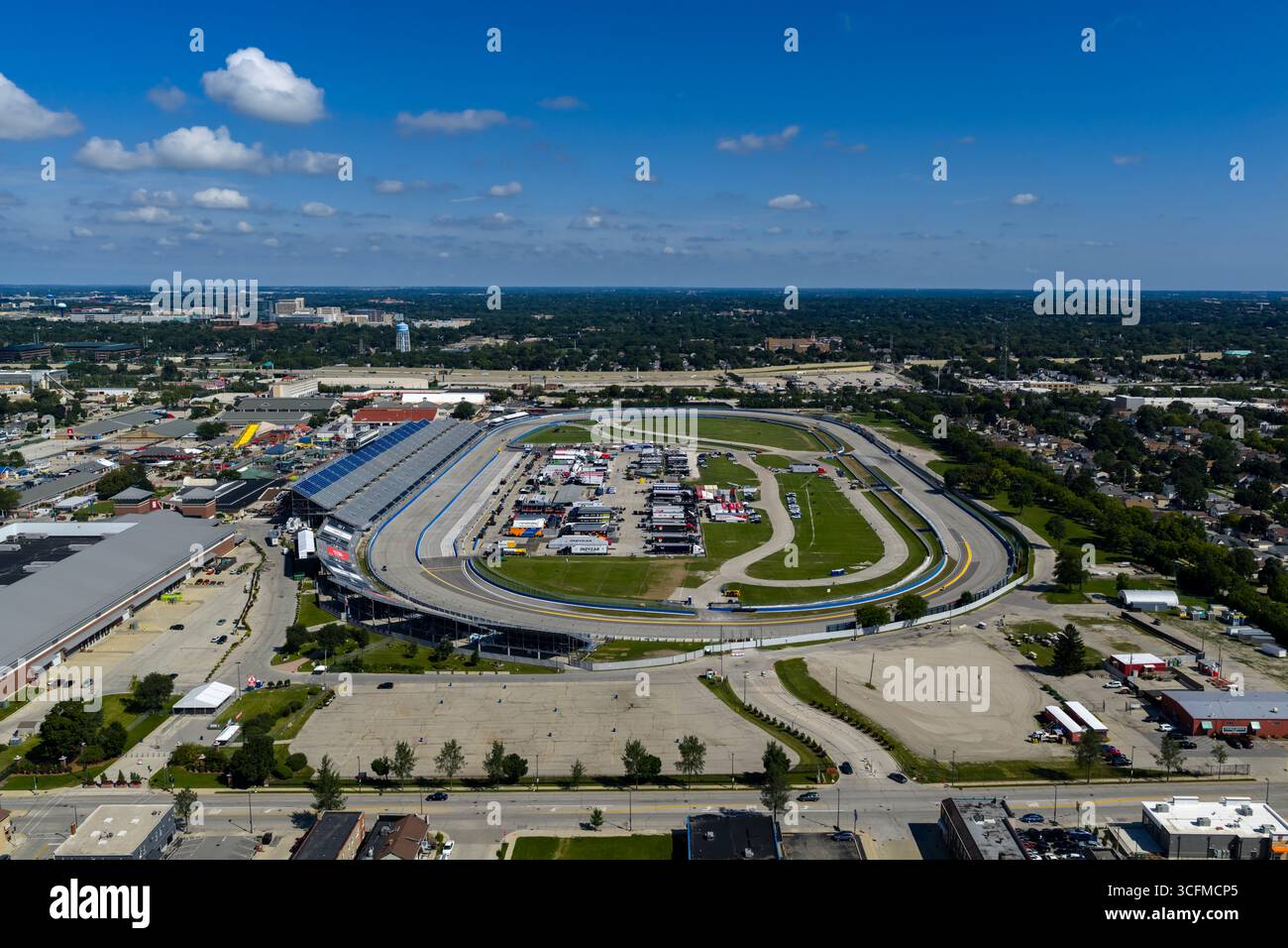 Vue aérienne du Milwaukee Mile, le plus ancien circuit de course en activité au monde, présentant sa piste ovale emblématique, ses tribunes et son parcours routier intérieur niché dans la banlieue du Wisconsin. Banque D'Images