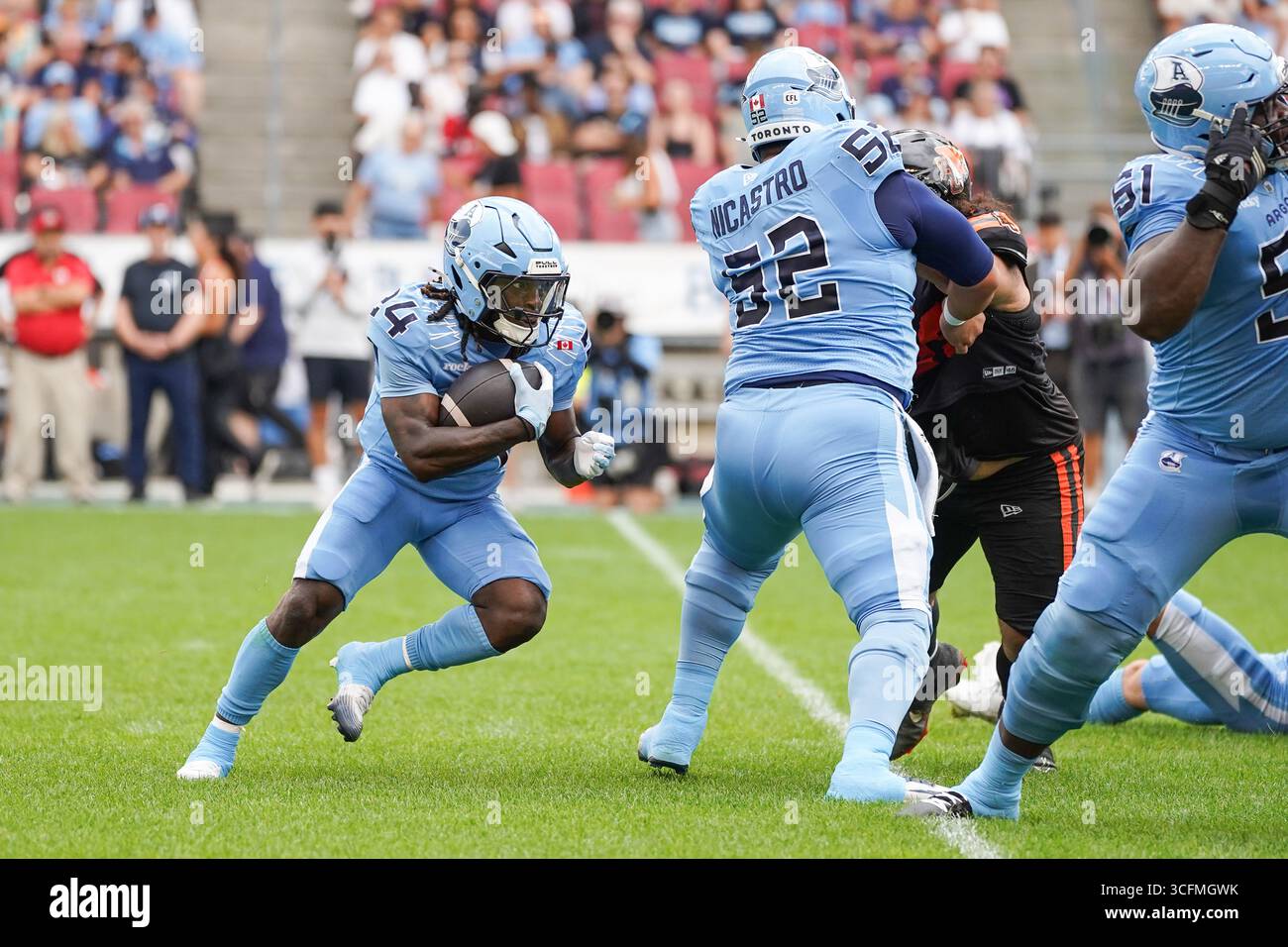 Toronto, Canada. 23 août 2025. Deonta McMahon #24 des Argonauts de Toronto porte la balle en première mi-temps lors du match de football de la LCF 2025 de la semaine 12 contre les Lions de la Colombie-Britannique au BMO Field. Le 22 août 2025 à Toronto, Canada. (Photo de Leonardo Ramirez/Eyepix Group) crédit : Eyepix Group/Alamy Live News Banque D'Images