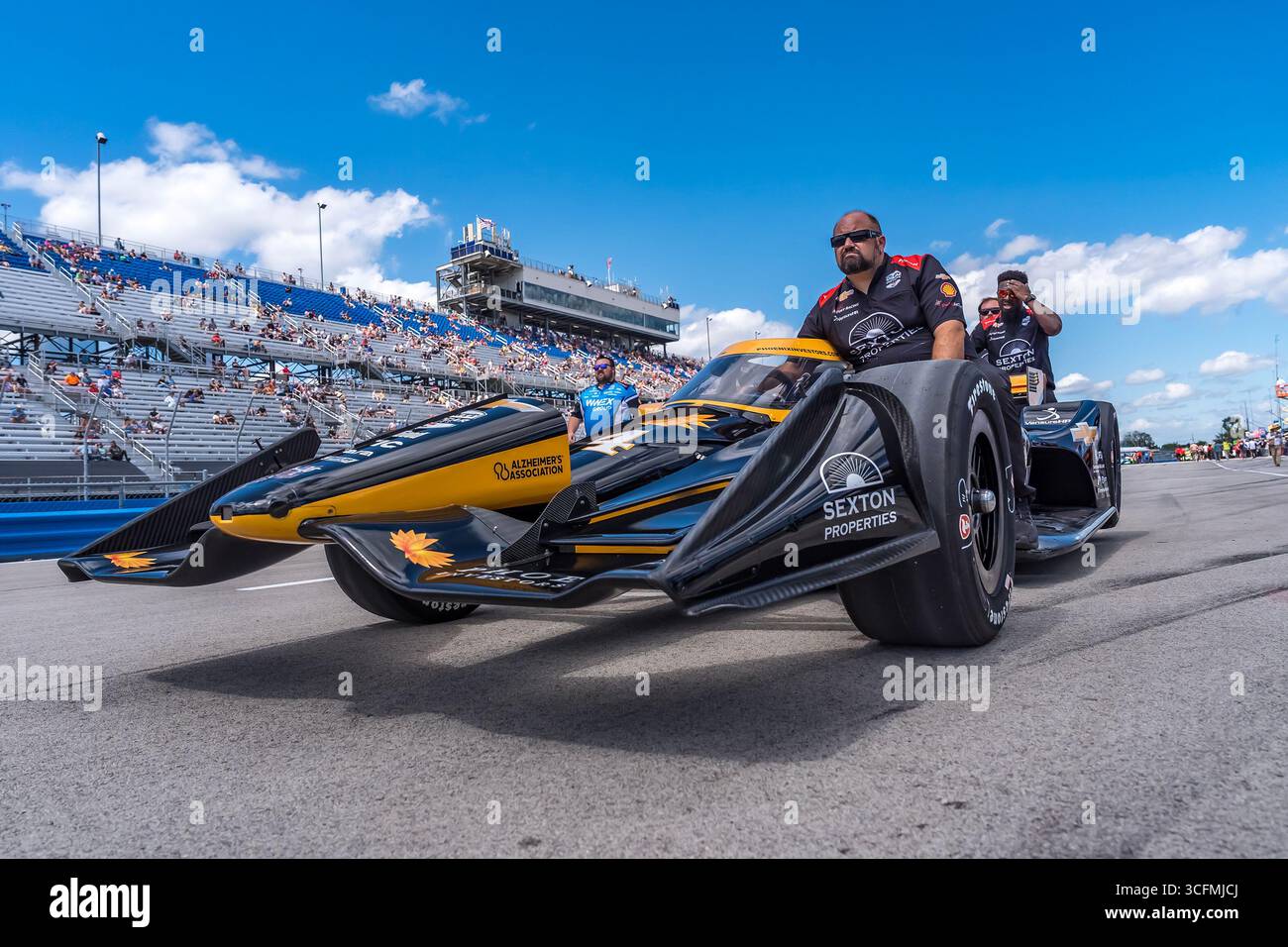 Les membres de l'équipage d'AJ Foyt Racing Chevrolet préparent leur voiture de course pour se qualifier pour le Snap-on Milwaukee Mile 250 à WEST ALLIS, WI, États-Unis. Banque D'Images