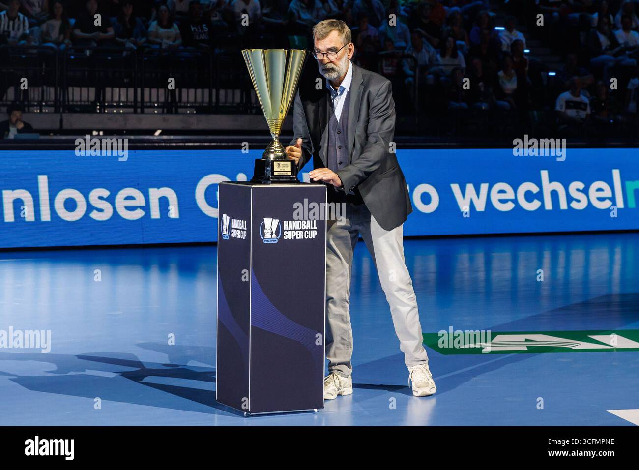 Andreas 'Der Hexer' Thiel (Vorsitzender der Handball Bundesliga Frauen HBF) Bringt den Pokal, 23.08.2025, München (Deutschland), Handball Super Cup der Frauen 2025 Banque D'Images