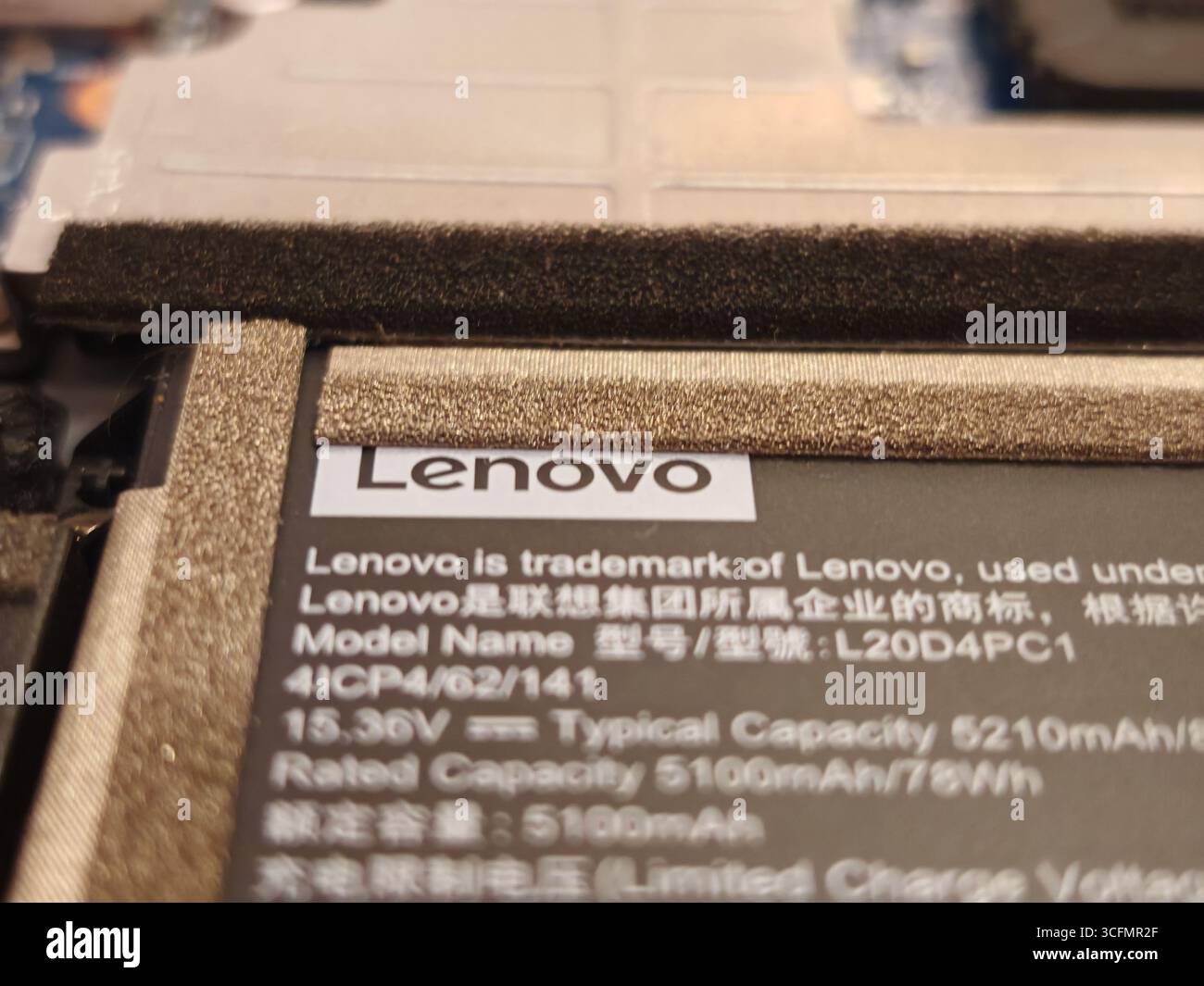 Prague, République Tchèque-6 mai 2025 : matériel interne LENOVO d'ordinateur portable moderne démonté montrant les composants de carte de circuit imprimé Banque D'Images