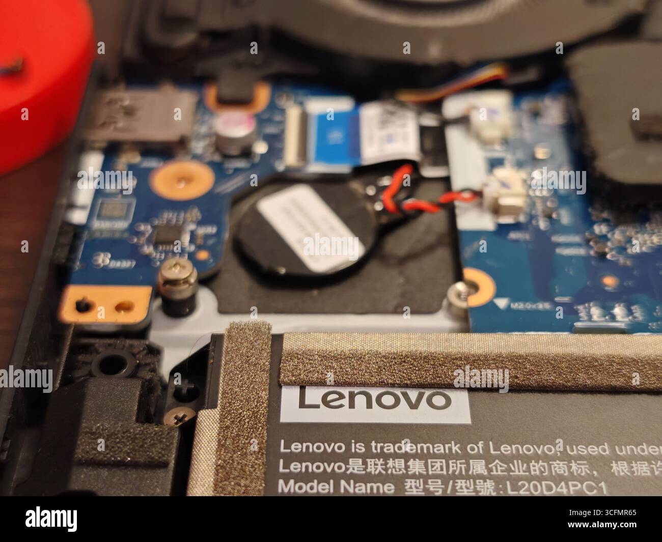 Prague, République Tchèque-6 mai 2025 : matériel interne LENOVO d'ordinateur portable moderne démonté montrant les composants de carte de circuit imprimé Banque D'Images
