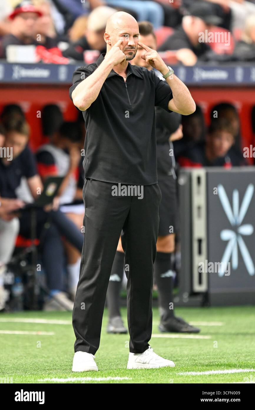 Leverkusen, Allemagne. 23 août 2025. Christian Ilzer, entraîneur-chef de TSG Hoffenheim, réagit lors du match de première division de Bundesliga entre le Bayer 04 Leverkusen et le TSG Hoffenheim à Leverkusen, Allemagne, le 23 août 2025. Crédit : Ulrich Hufnagel/Xinhua/Alamy Live News Banque D'Images