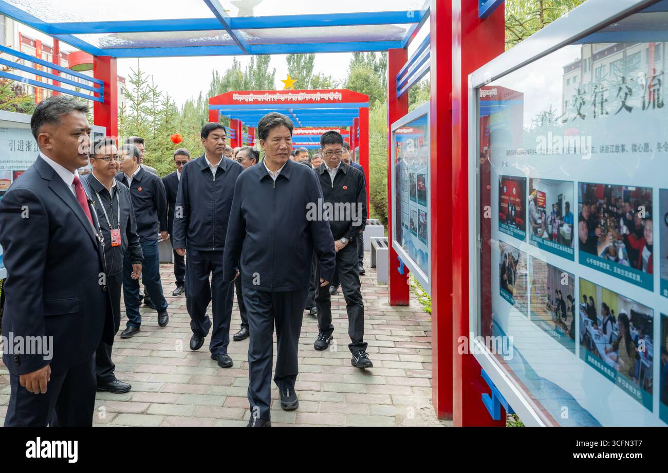 (250823) -- PÉKIN, 23 août 2025 (Xinhua) -- Losang Jamcan et des membres d'un groupe de la délégation centrale visitent un lycée à Lhassa, dans la région autonome de Xizang, au sud-ouest de la Chine. Confiés par Xi Jinping, secrétaire général du Comité central du Parti communiste chinois (PCC), les membres d’une délégation centrale se sont rendus respectivement à Qamdo, Nagqu, Nyingchi et Shannan pour s’informer des efforts locaux dans les secteurs de l’éducation, de la médecine et de la santé, et de la protection des reliques culturelles. Samedi, la délégation centrale dans la région autonome de Xizang, dans le sud-ouest de la Chine, est rentrée à Pékin après y avoir assisté Banque D'Images