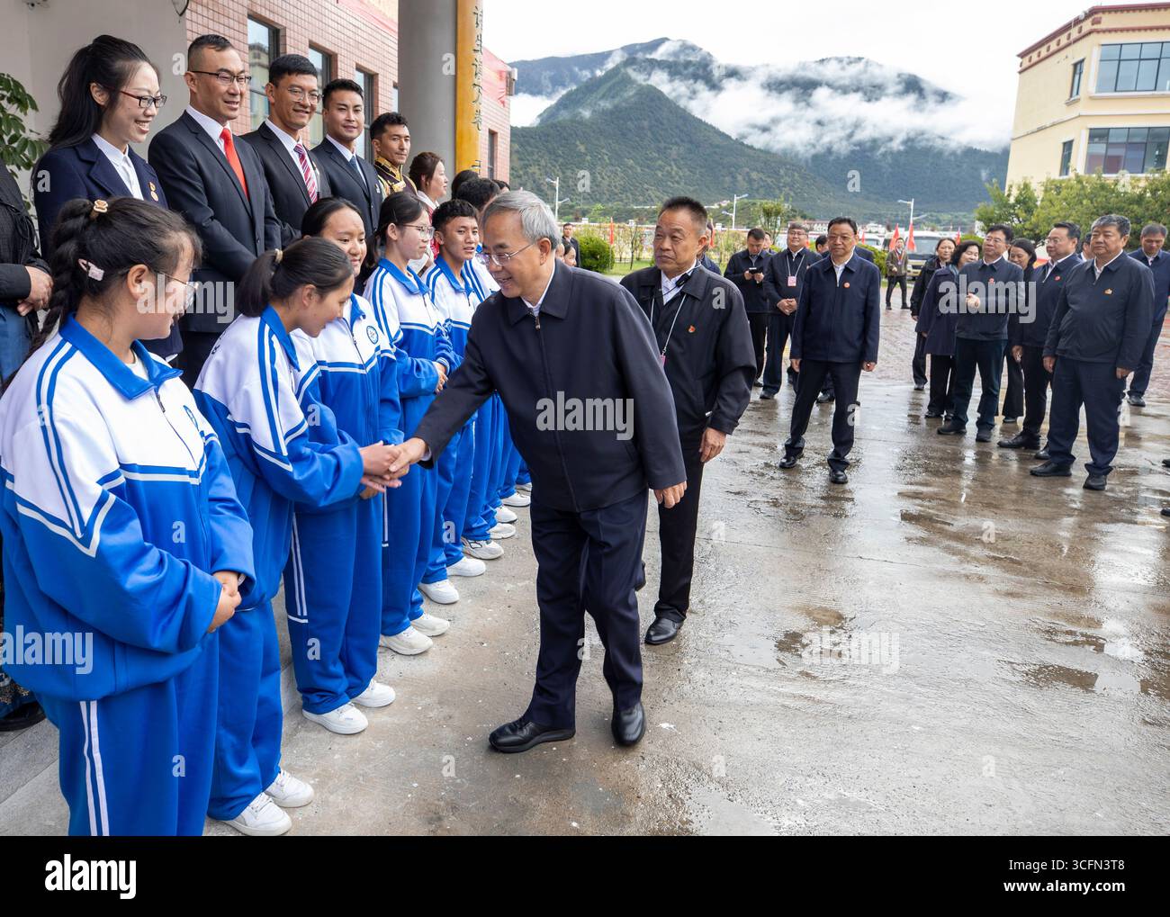(250823) -- BEIJING, 23 août 2025 (Xinhua) -- Hu Chunhua et des membres d'un groupe de la délégation centrale visitent l'école secondaire Nyingchi no 1 à Nyingchi, dans la région autonome de Xizang, au sud-ouest de la Chine. Confiés par Xi Jinping, secrétaire général du Comité central du Parti communiste chinois (PCC), les membres d’une délégation centrale se sont rendus respectivement à Qamdo, Nagqu, Nyingchi et Shannan pour s’informer des efforts locaux dans les secteurs de l’éducation, de la médecine et de la santé, et de la protection des reliques culturelles. Samedi, la délégation centrale dans la région autonome de Xizang, dans le sud-ouest de la Chine, est retournée à Pékin A. Banque D'Images