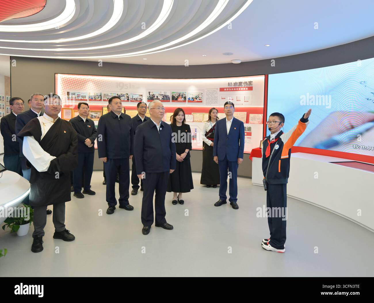 (250823) -- PÉKIN, 23 août 2025 (Xinhua) -- Zhang Guoqing et des membres d'un groupe de la délégation centrale visitent l'école primaire expérimentale de Qamdo à Qamdo, dans la région autonome de Xizang, au sud-ouest de la Chine. Confiés par Xi Jinping, secrétaire général du Comité central du Parti communiste chinois (PCC), les membres d’une délégation centrale se sont rendus respectivement à Qamdo, Nagqu, Nyingchi et Shannan pour s’informer des efforts locaux dans les secteurs de l’éducation, de la médecine et de la santé, et de la protection des reliques culturelles. Samedi, la délégation centrale dans la région autonome de Xizang, dans le sud-ouest de la Chine, est retournée à Beij Banque D'Images