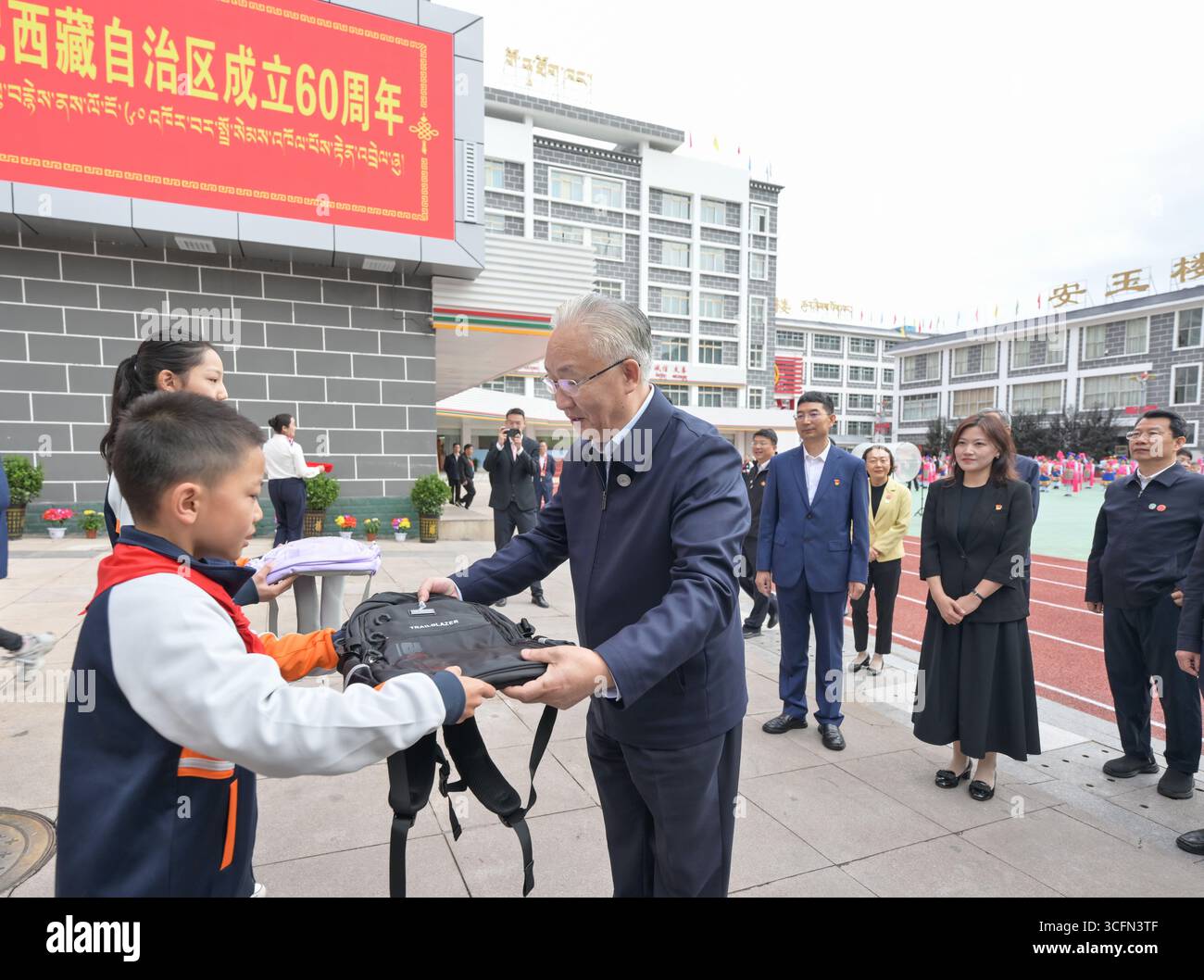 (250823) -- PÉKIN, 23 août 2025 (Xinhua) -- Zhang Guoqing et des membres d'un groupe de la délégation centrale visitent l'école primaire expérimentale de Qamdo à Qamdo, dans la région autonome de Xizang, au sud-ouest de la Chine. Confiés par Xi Jinping, secrétaire général du Comité central du Parti communiste chinois (PCC), les membres d’une délégation centrale se sont rendus respectivement à Qamdo, Nagqu, Nyingchi et Shannan pour s’informer des efforts locaux dans les secteurs de l’éducation, de la médecine et de la santé, et de la protection des reliques culturelles. Samedi, la délégation centrale dans la région autonome de Xizang, dans le sud-ouest de la Chine, est retournée à Beij Banque D'Images