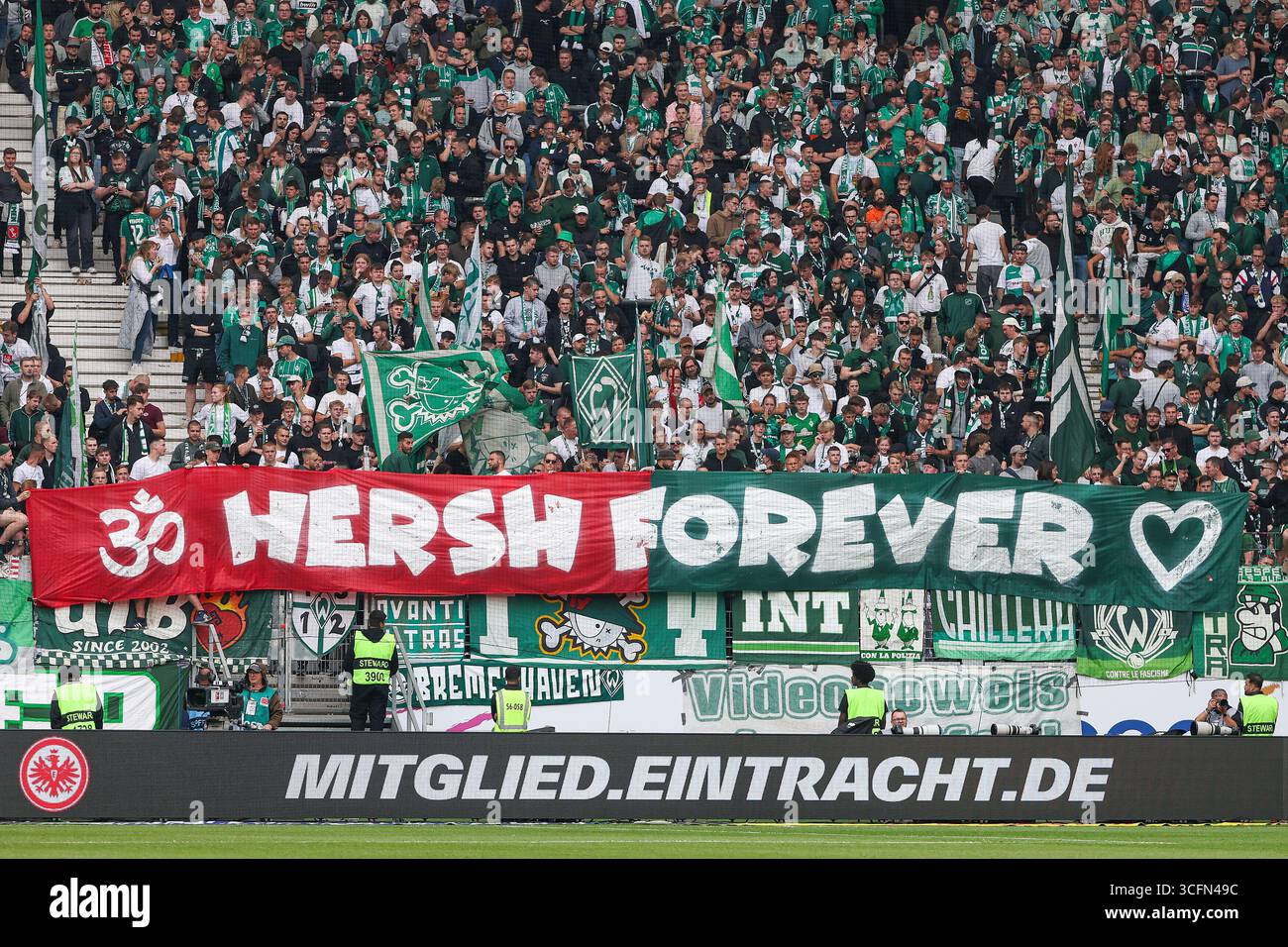 Fußball 1. Bundesliga - Eintracht Frankfurt - Werder Bremen am 23.08.2025 im Deutsche Bank Park in Frankfurt Die fans des SV Werder Bremen im Gästeblock mit einem Banner/transparent/Spruchband - Hersh Forever für Hersh Goldberg Polin Foto : osnapix/Marcus Hirnschal la réglementation DFL interdit toute utilisation de photographies comme séquences d'images et/ou quasi-vidéo. Banque D'Images
