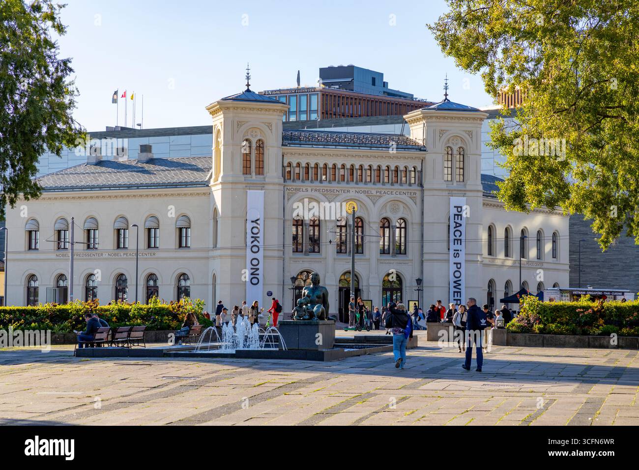 Promenade du port d'Oslo, centre du Prix Nobel de la paix accueille l'exposition Yoko Ono Peace is Power, Norvège, Europe Banque D'Images