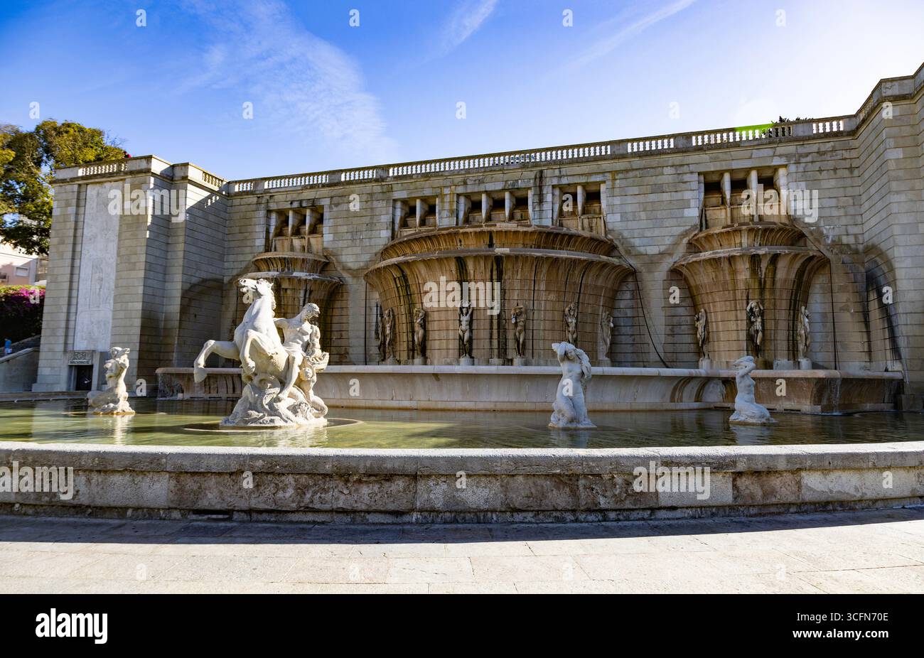 Vue de fonte Luminosa (Fontaine lumineuse), construite en 1938/48 dans un style architectural moderne Art Déco monumental, à Lisbonne, Portugal Banque D'Images