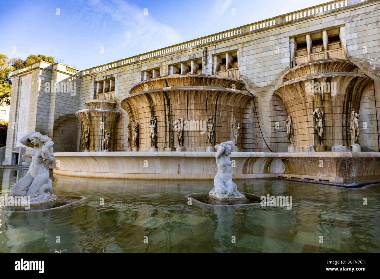 Vue de fonte Luminosa (Fontaine lumineuse), construite en 1938/48 dans un style architectural moderne Art Déco monumental, à Lisbonne, Portugal Banque D'Images
