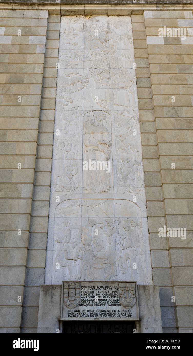 Vue de fonte Luminosa (Fontaine lumineuse), construite en 1938/48 dans un style architectural moderne Art Déco monumental, à Lisbonne, Portugal Banque D'Images