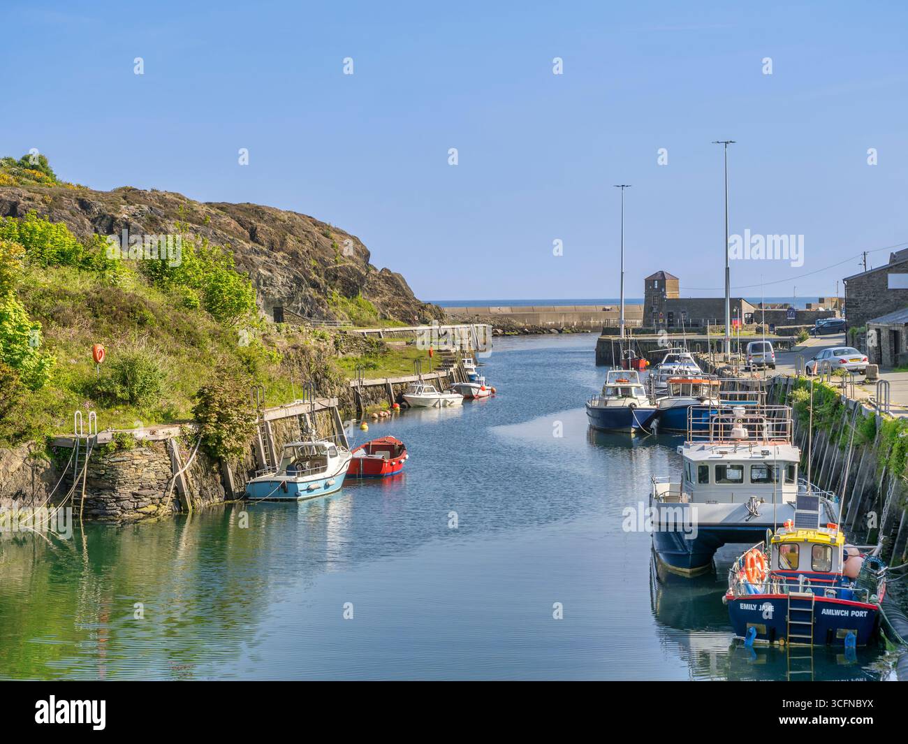 Port d'Amlwch, occupé dans le passé en raison de l'énorme mine de cuivre à proximité à Parys Mountain, c'est maintenant principalement une ville touristique. Banque D'Images