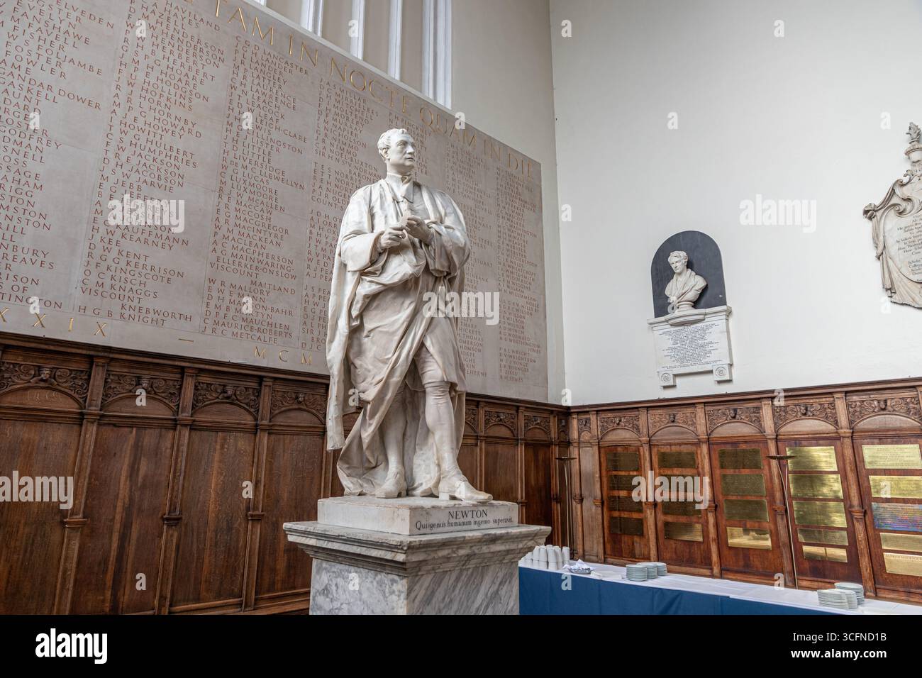 Cambridge, Angleterre. Statue d'Isaac Newton à l'intérieur de la chapelle du Trinity College, avec le mur commémoratif de la seconde Guerre mondiale visible en arrière-plan Banque D'Images
