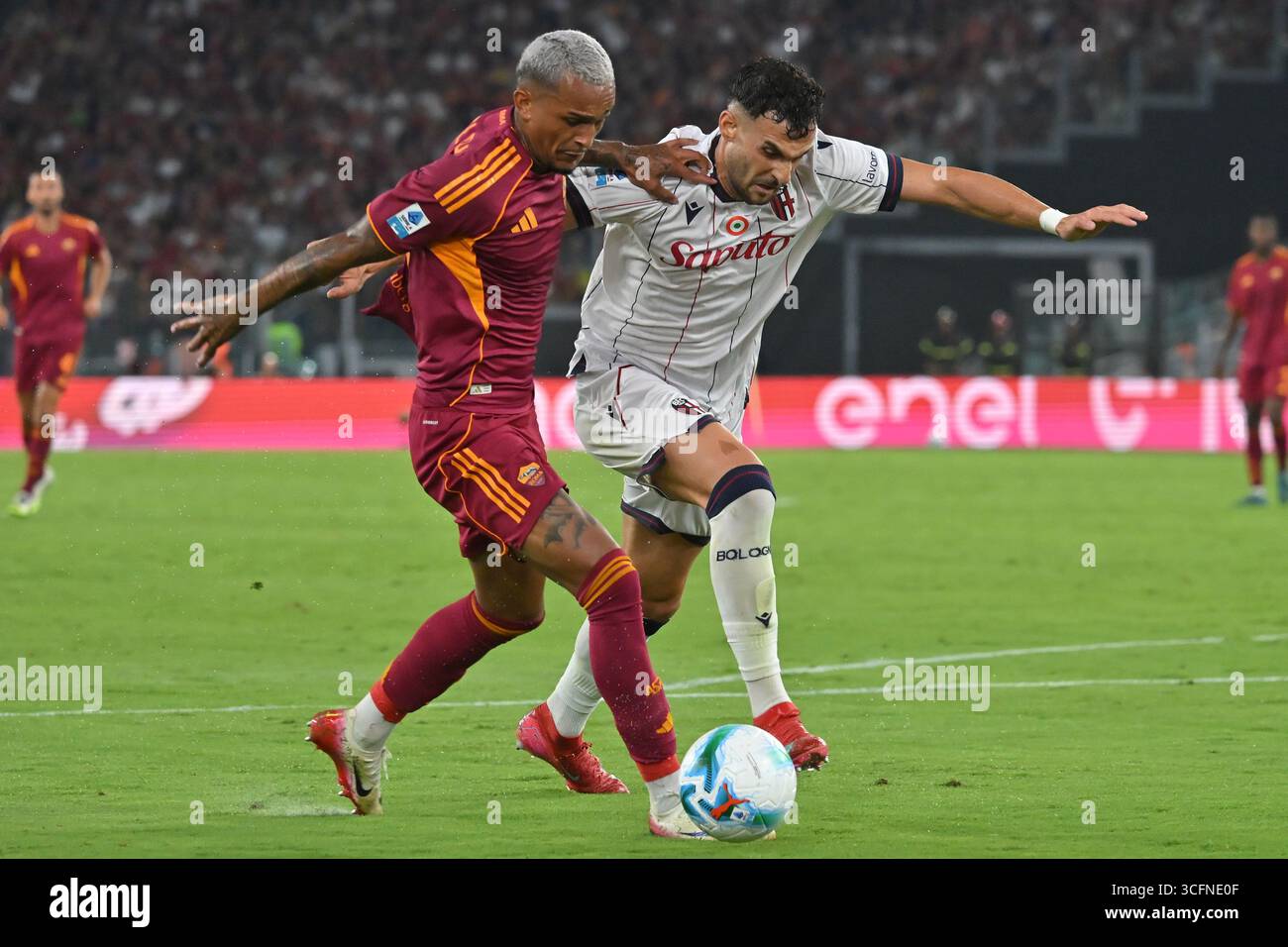 Roma, Latium. 23 août 2025. Moraes Ferreira da Silva Wesley de l'AS Roma, Charalampos Lykogiannis de Bologne lors de la série A match entre AS Roma contre Bologna FC au stade olimpico à Rome, Italie, le 23 août 2025. Crédit : massimo insabato/Alamy Live News Banque D'Images
