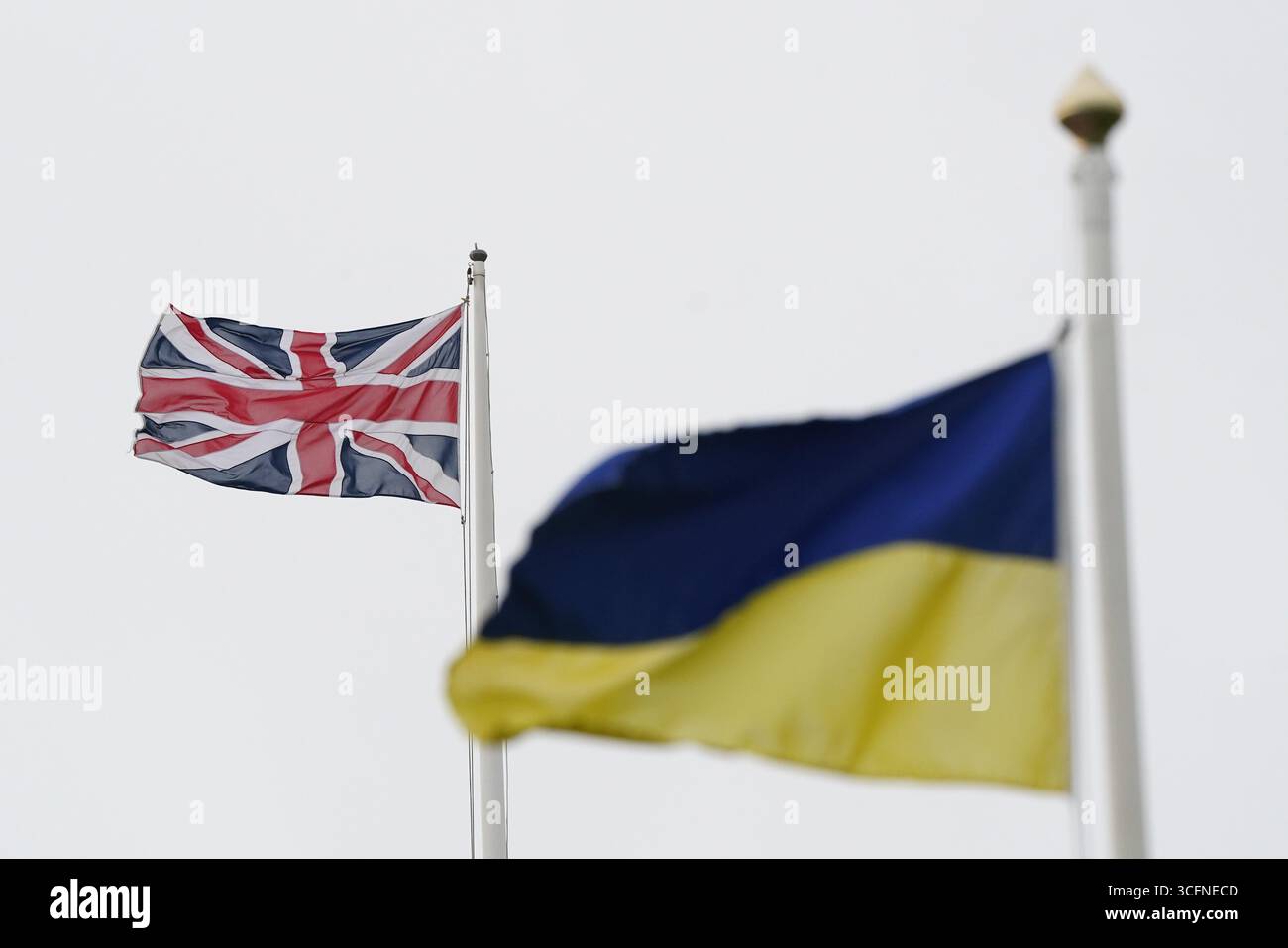 Un drapeau ukrainien et un drapeau de l'Union flottant ensemble. Des drapeaux ukrainiens apparaîtront au-dessus de Downing Street et de plusieurs bâtiments de Whitehall pour marquer les 34 ans que l'Ukraine a quitté l'Union soviétique, a annoncé le gouvernement. La résidence officielle du premier ministre, au 10 Downing Street, fait partie des édifices où un drapeau flottera dimanche. Date d'émission : dimanche 24 août 2025. Banque D'Images