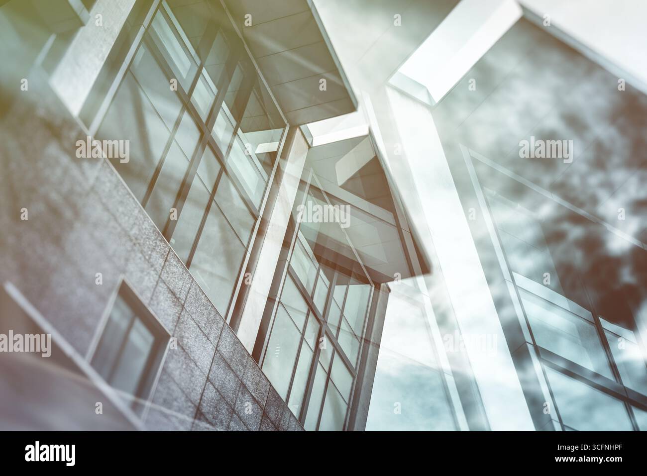 Abstrait architectural avec ciel nuageux. Extérieur du bâtiment moderne avec éclairage brumeux, effet filtré et double exposition. Espace pour le texte. Banque D'Images