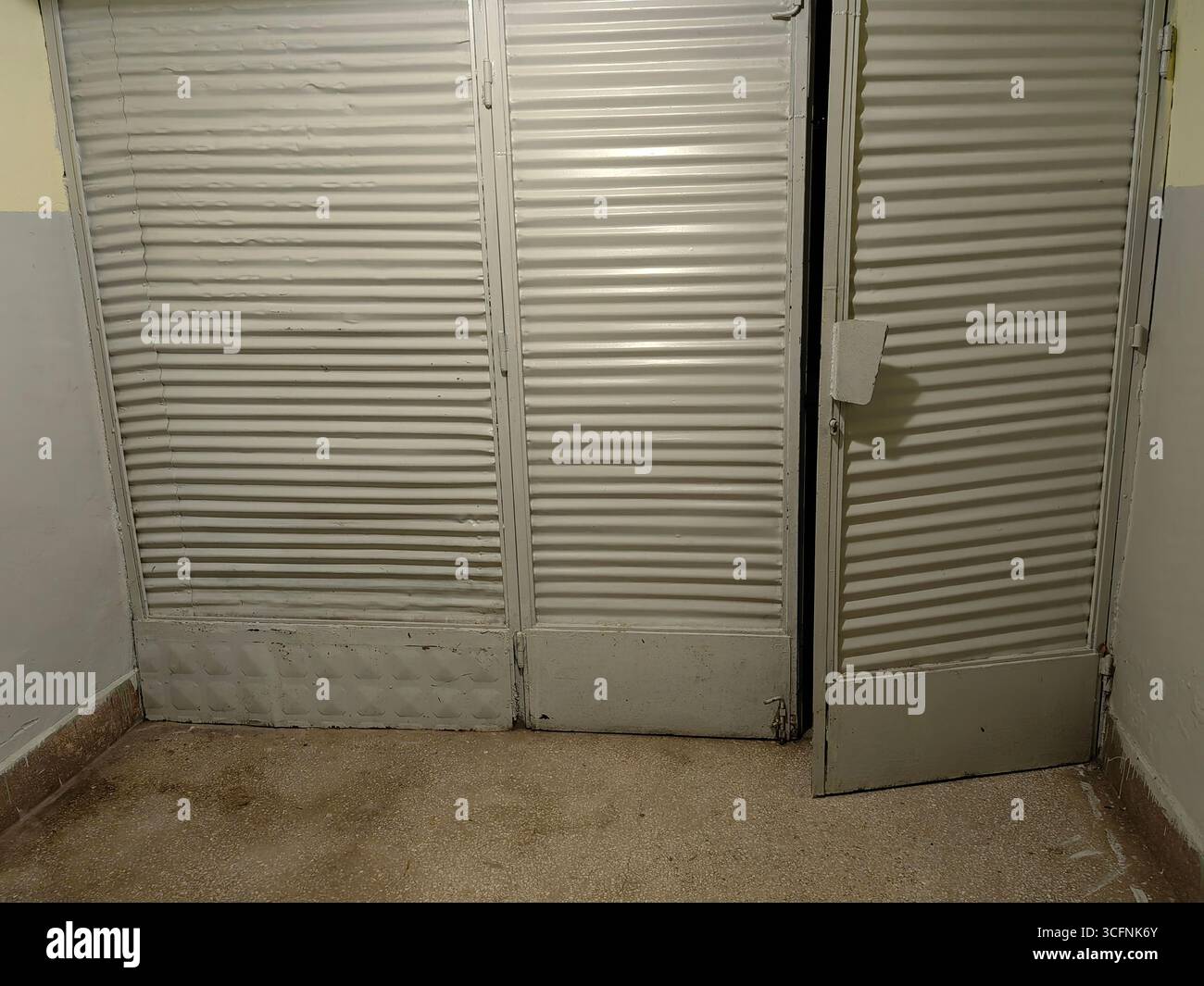 Porte blanche illuminée dans le hall Banque D'Images