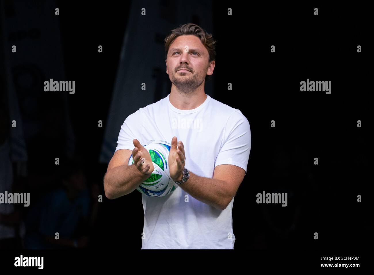 Vancouver, Canada. 23 août 2025. Vancouver, Colombie-Britannique, Canada, 23 août 2025 : Sam Reinhart (13 Florida Panthers), un joueur de hockey qui a remporté la Coupe Stanley 2025, présenté comme invité spécial avant le match de soccer de la Ligue majeure entre Vancouver Whitecaps FC et St Louis City SC au BC place Stadium à Vancouver, Colombie-Britannique, Canada (USAGE ÉDITORIAL SEULEMENT). (Amy elle/SPP) crédit : photo de presse sportive SPP. /Alamy Live News Banque D'Images