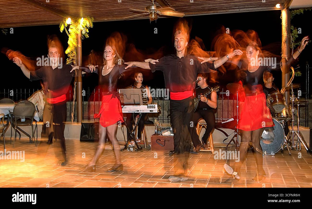 Grèce Rhodes Lindos Une danse grecque traditionnelle connue sous le nom de Sirtaki Banque D'Images