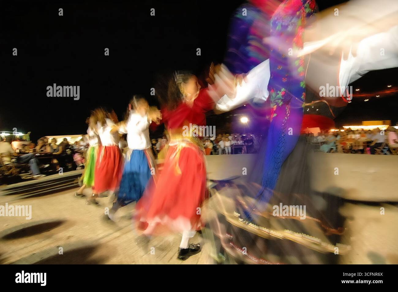 Grèce Rhodes Lindos Une danse grecque traditionnelle connue sous le nom de Sirtaki Banque D'Images