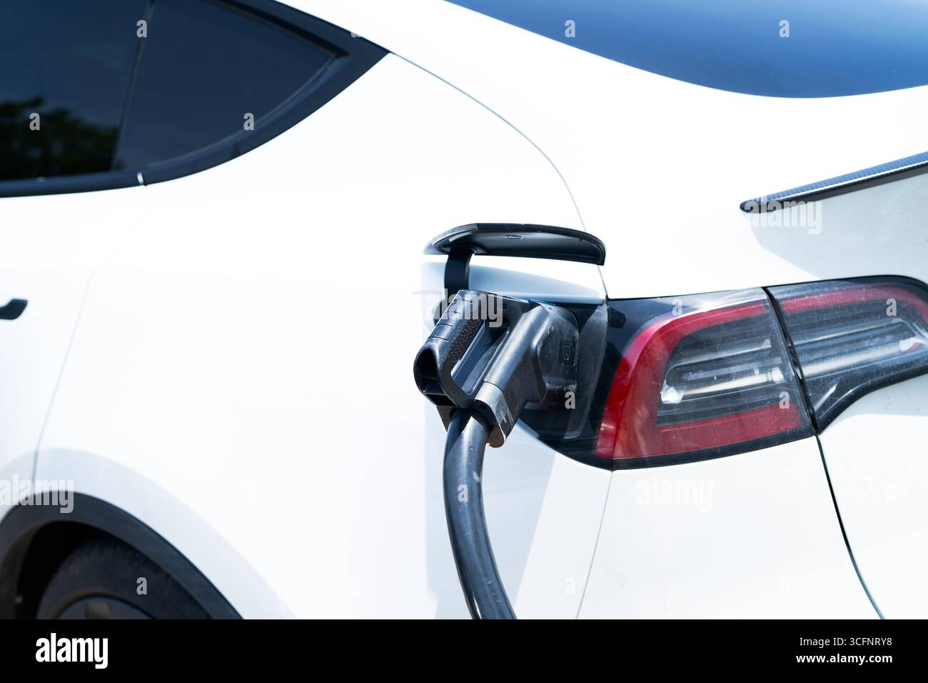 Station de charge pour véhicule électrique. Infrastructure de transport durable avec point de recharge de batterie à énergie propre pour les voitures écologiques. Char. EV moderne Banque D'Images