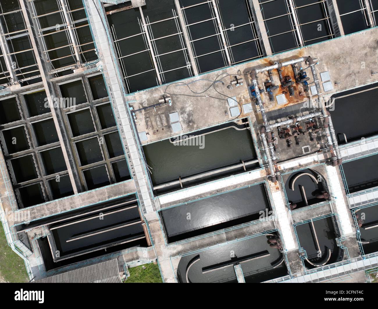 Infrastructure industrielle de gestion de l'eau comprenant des piscines de traitement et des systèmes de recyclage conçus pour l'efficacité énergétique et la durabilité Banque D'Images