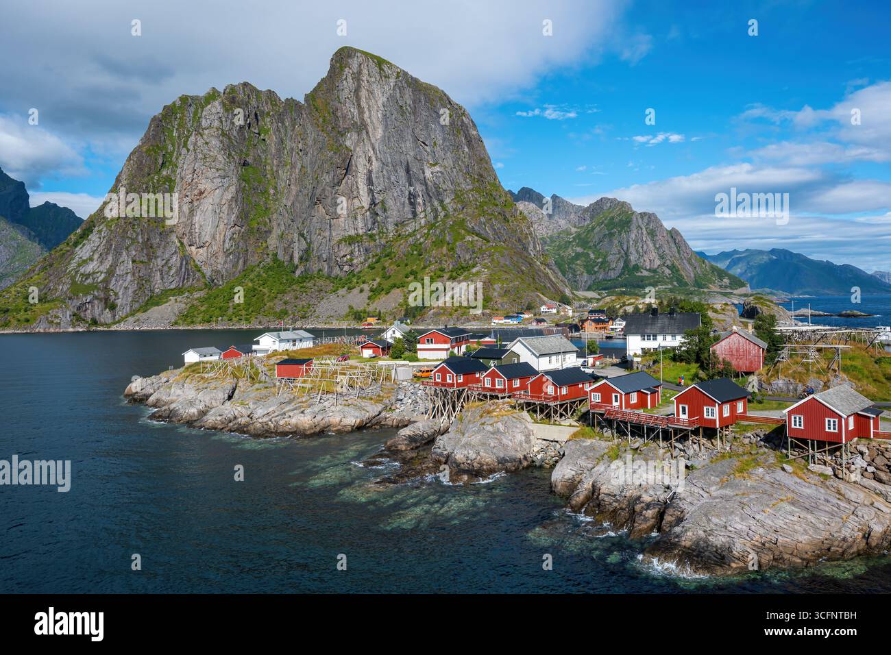 Hamnoy village de pêcheurs sur les îles Lofoten en Norvège avec les maisons traditionnelles de rorbu rouge Banque D'Images