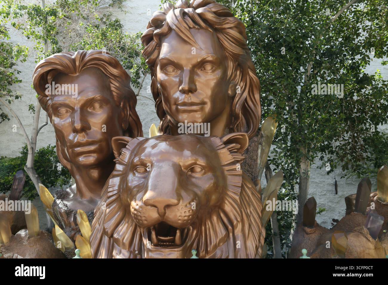 Une sculpture en hommage aux artistes légendaires Siegfried & Roy, située à l'extérieur du Mirage Hotel & Casino à Las Vegas, Nevada, États-Unis Banque D'Images