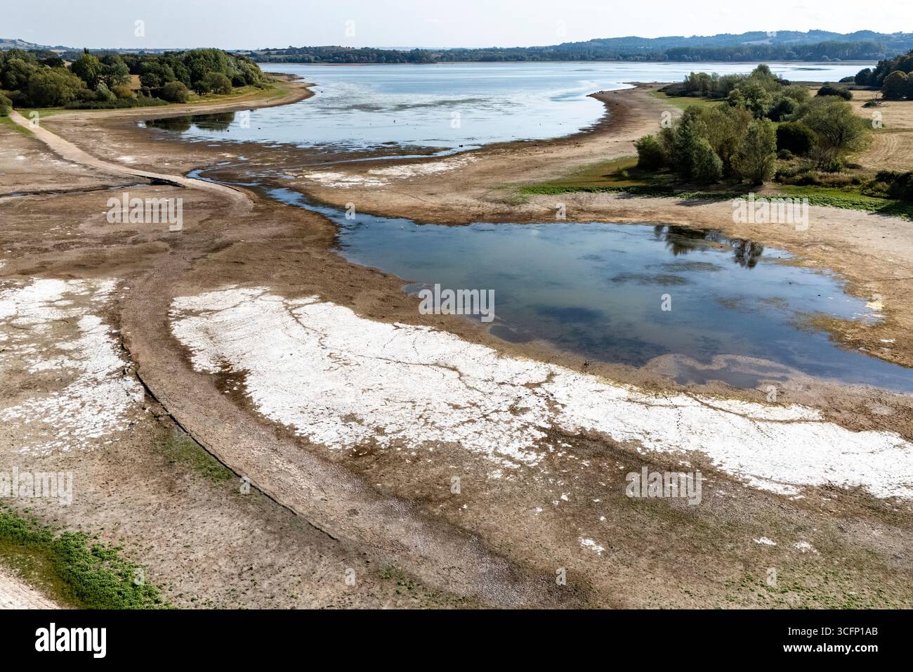 Les faibles niveaux d’eau et le lit du lac desséché sont exposés au lac Chew Valley, dans le Somerset Nord, où Bristol Water rapporte des stocks d’eau (au 11/08/2025) à 44 % comparativement à 73 % l’an dernier en 2024. Date de la photo : dimanche 24 août 2025. Banque D'Images Les faibles niveaux d’eau et le lit du lac desséché sont exposés au lac Chew Valley, dans le Somerset Nord, où Bristol Water rapporte des stocks d’eau (au 11/08/2025) à 44 % comparativement à 73 % l’an dernier en 2024. Date de la photo : dimanche 24 août 2025. Banque D'Images
