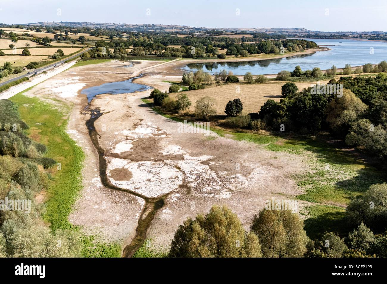 Les faibles niveaux d’eau et le lit du lac desséché sont exposés au lac Chew Valley, dans le Somerset Nord, où Bristol Water rapporte des stocks d’eau (au 11/08/2025) à 44 % comparativement à 73 % l’an dernier en 2024. Date de la photo : dimanche 24 août 2025. Banque D'Images