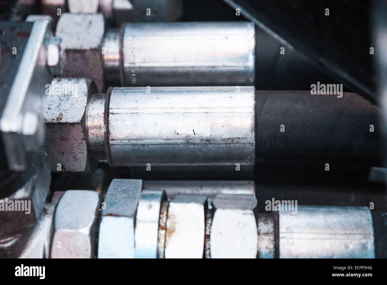 Système de flexibles hydrauliques haute pression connecté à des tuyaux en acier, gros plan. Hydraulique marine. Banque D'Images