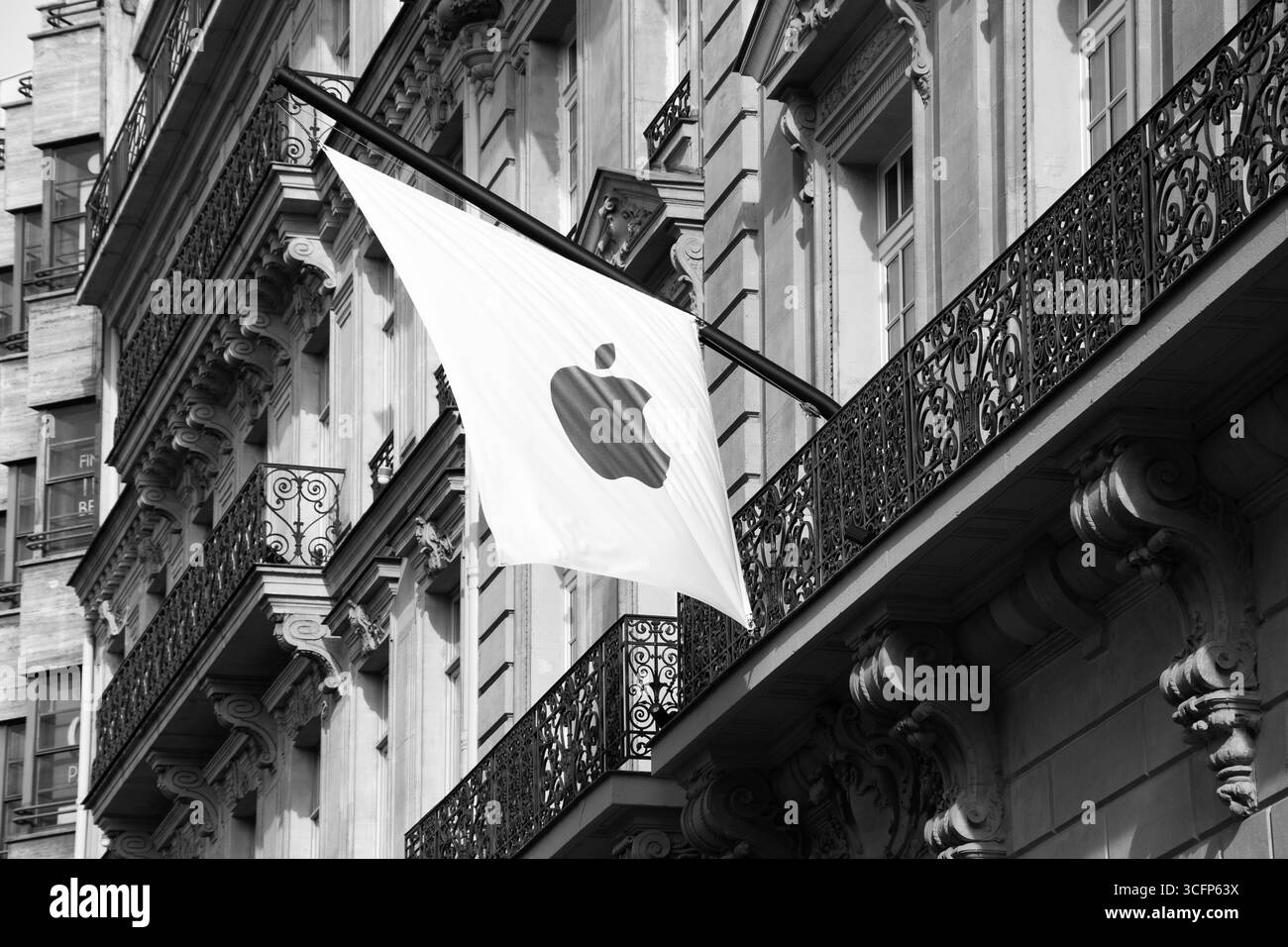 PARIS, FRANCE - 4 OCTOBRE 2019 : drapeau Apple sur le magasin Apple de l'avenue des champs-Elysées. Apple Inc est l'une des quatre grandes entreprises technologiques. Banque D'Images