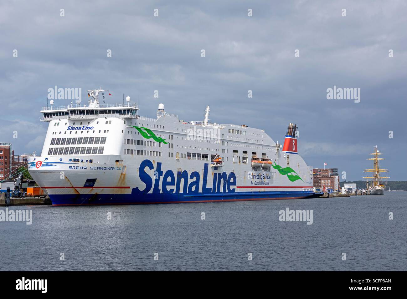 Stena Line ferry Stena Scandinavica, voilier d'entraînement Gorch Fock, port, Kiel, Schleswig-Holstein, Allemagne Banque D'Images