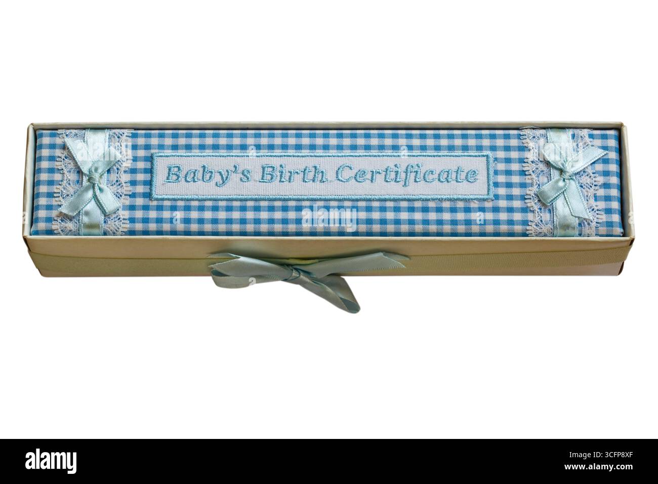 Babys certificat de naissance dans la boîte isolé sur fond blanc - bleu traditionnellement pour le concept de bébé garçon Banque D'Images