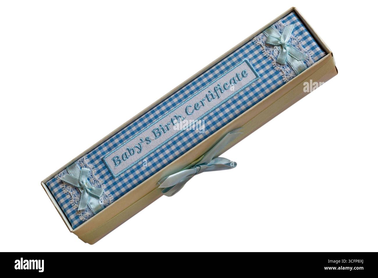 Babys certificat de naissance dans la boîte isolé sur fond blanc - bleu traditionnellement pour le concept de bébé garçon Banque D'Images