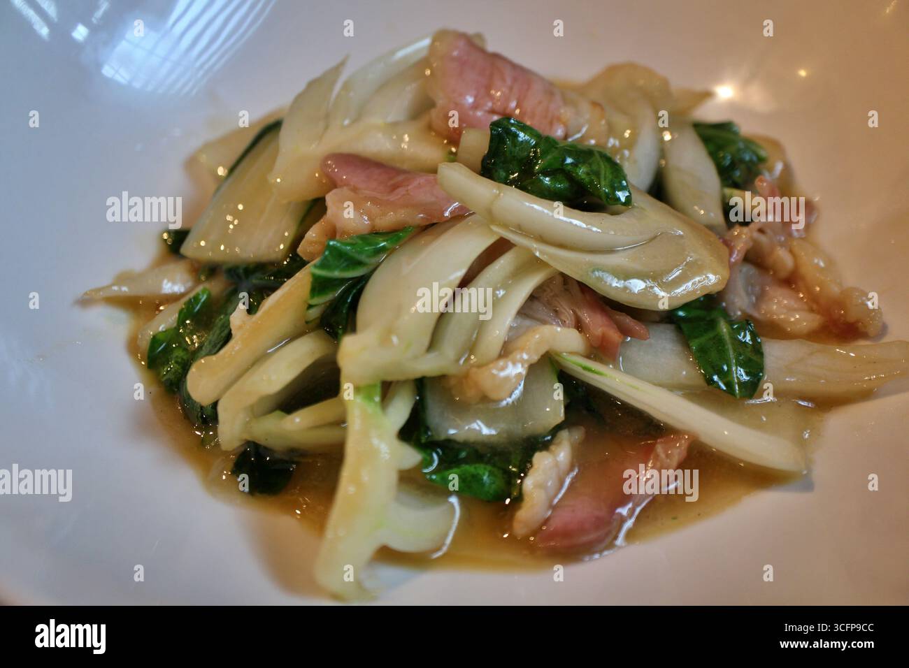 Cuisine chinoise : bok choy cantonais sautés et bacon Banque D'Images