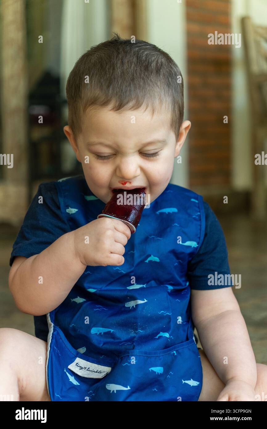 Le premier popsicle d'Emerson Banque D'Images