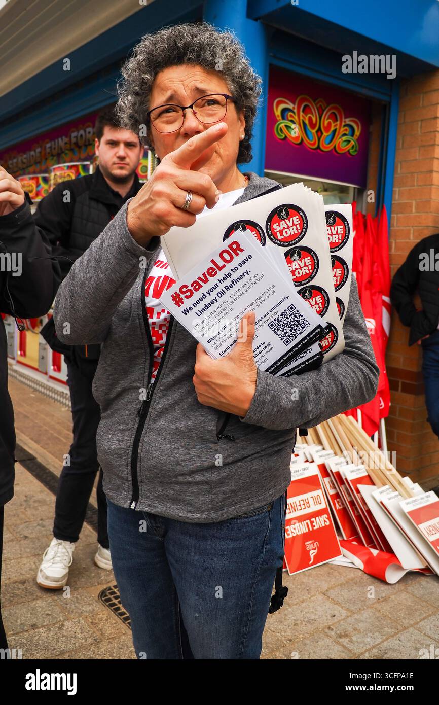 Cleethorpes, Royaume-Uni . 24 août 2025. De gauche à droite, un manifestant tient des tracts pendant le rassemblement de protestation de Save Lindsey Oil Refinery – manifestation Cleethorpes contre la fermeture de Central Promenade. Crédit : Freddie Yeo/Alamy Live News Banque D'Images