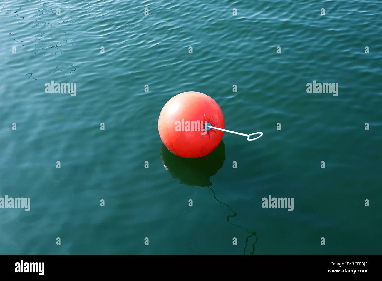 Bouée orange de marquage de traînée d'eau flottant à la surface de l'eau Banque D'Images