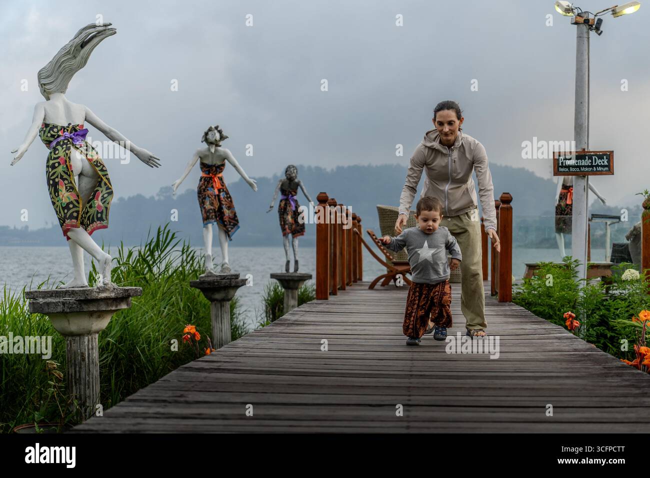 Garçon et sa mère dans le nord de Bali Banque D'Images