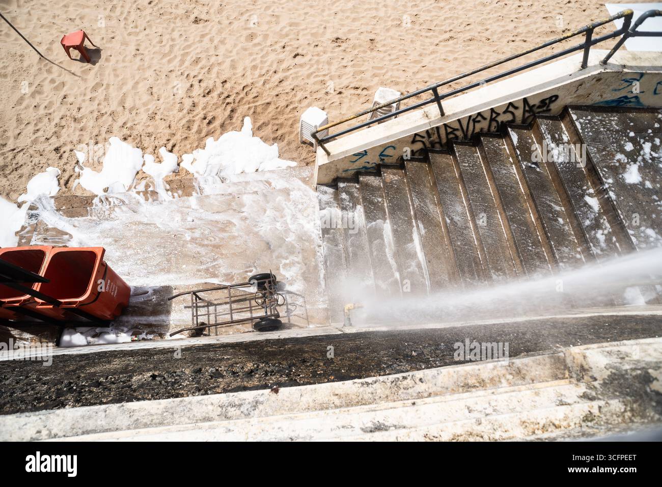 Salvador, Bahia, Brésil - 24 janvier 2025 : vue d'un escalier menant à la plage de Farol da Barra lavé avec un jet d'eau puissant. Salvador, Bah Banque D'Images