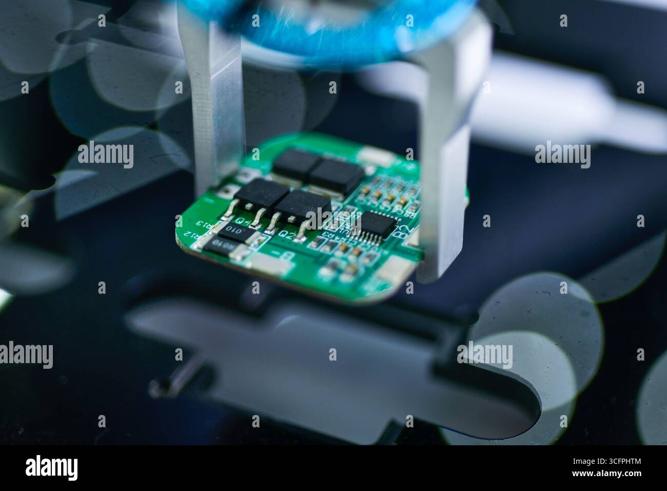 Système d'automatisation moderne de bras de robot déplaçant les cartes de circuit imprimé dans une usine, concept de robot industriel Banque D'Images
