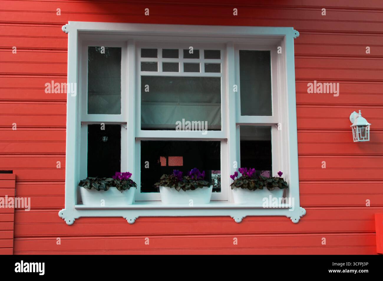 Fenêtre turque traditionnelle sur une maison en bois rouge vif Banque D'Images