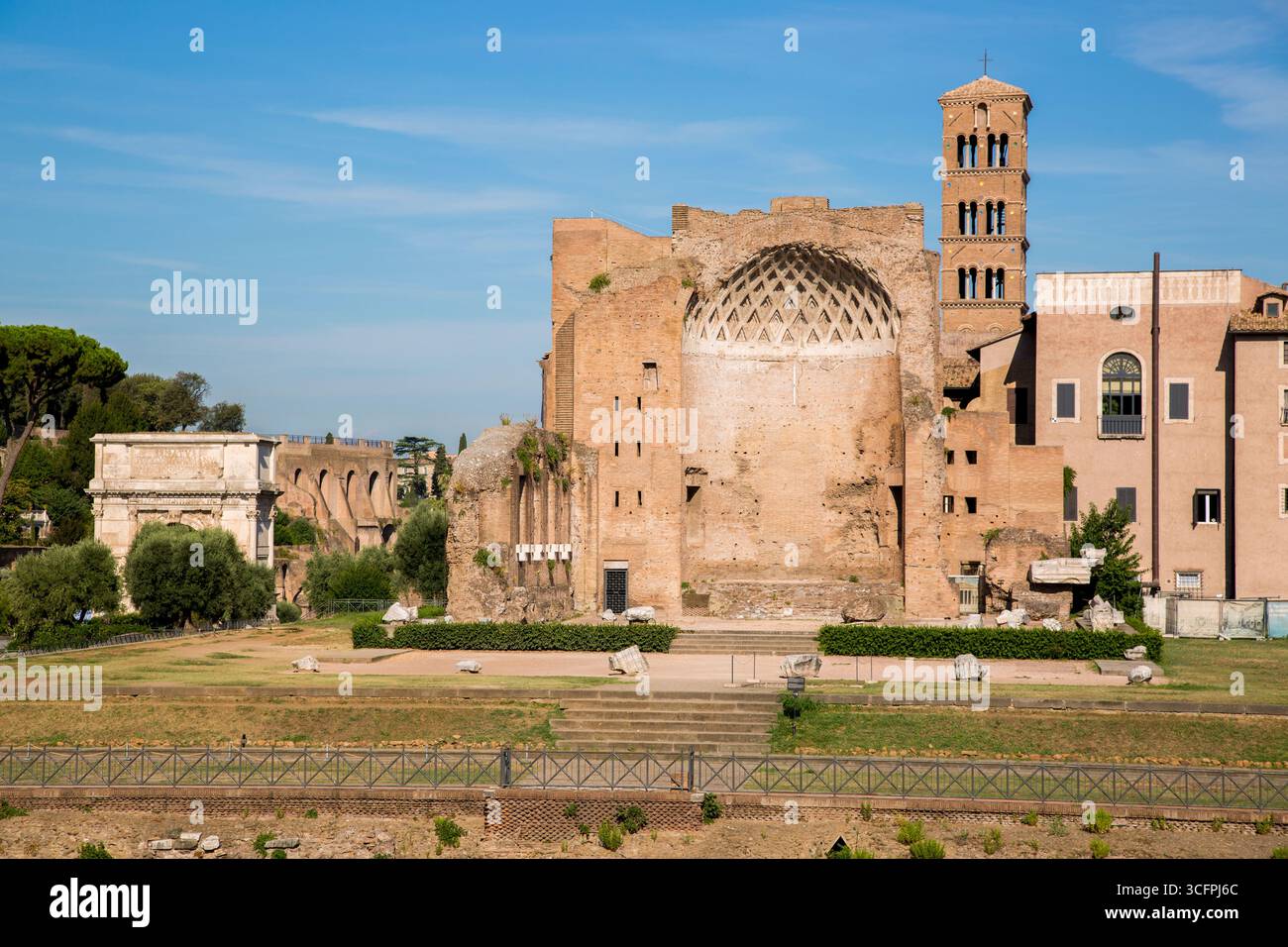 Rome, Italie - 17 août 2019 : Temple des déesses Vénus et Roma - autrefois le plus grand bâtiment religieux de la Rome antique Banque D'Images