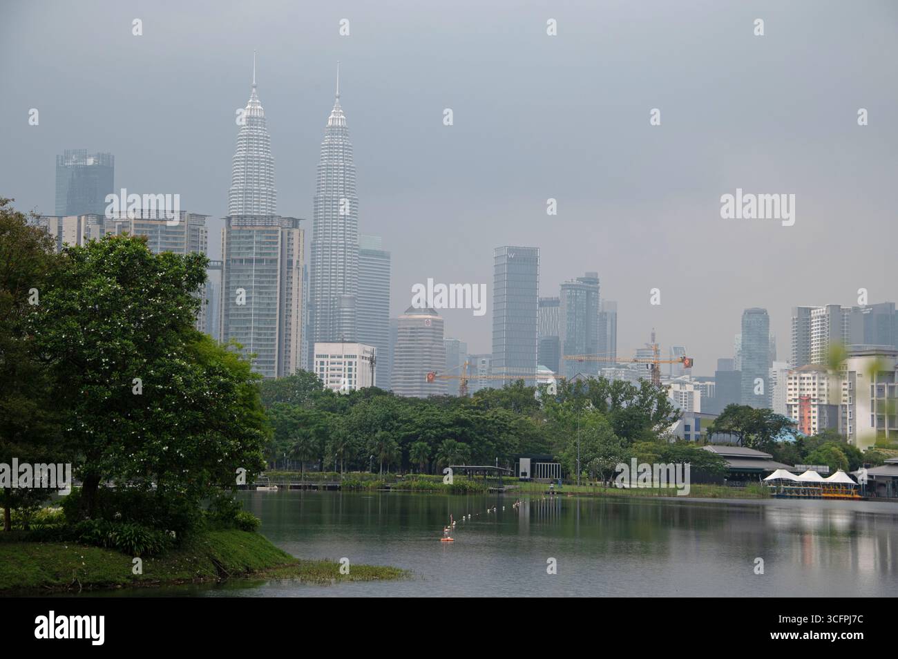 Horizon de Kuala Lumper moderne, capitale de la Malaisie depuis le parc Titiwangsa et Tasik Titiwangsa (LakeTitiwangsa). Les structures les plus hautes sont les jumelles Banque D'Images