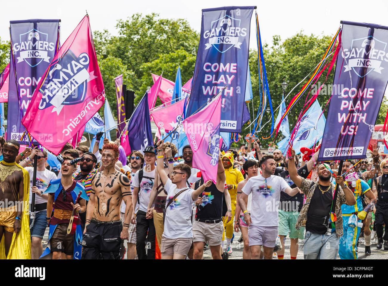 Défilé Pride in London 2024 avec des bannières, des drapeaux et une foule LGBTQ joyeuse. Londres, Royaume-Uni, 29 juin 2024 Banque D'Images